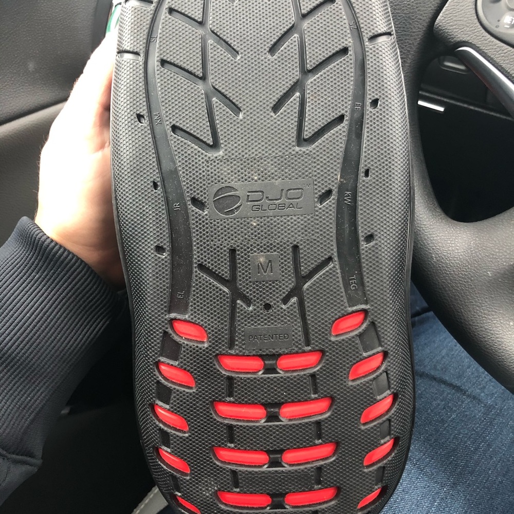 Orthopedic boot size medium - Picture 2 of 3